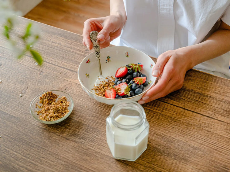 ¿Qué son los probióticos, prebióticos y postbióticos? Guía para cuidar la microbiota intestinal